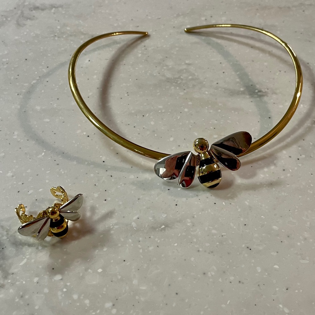 Nwt Bee Collar Necklace Adjustable Ring 20$